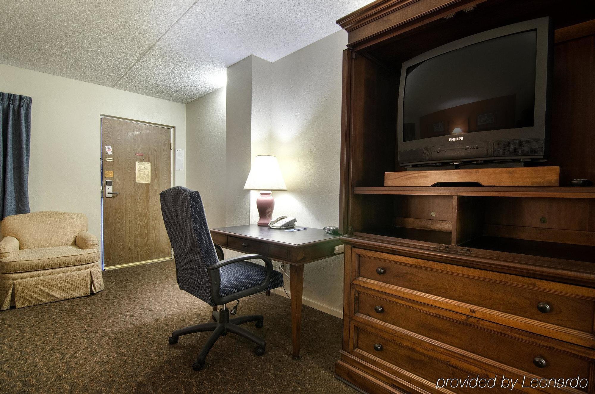 America'S Best Inn And Suites Emporia Exterior photo