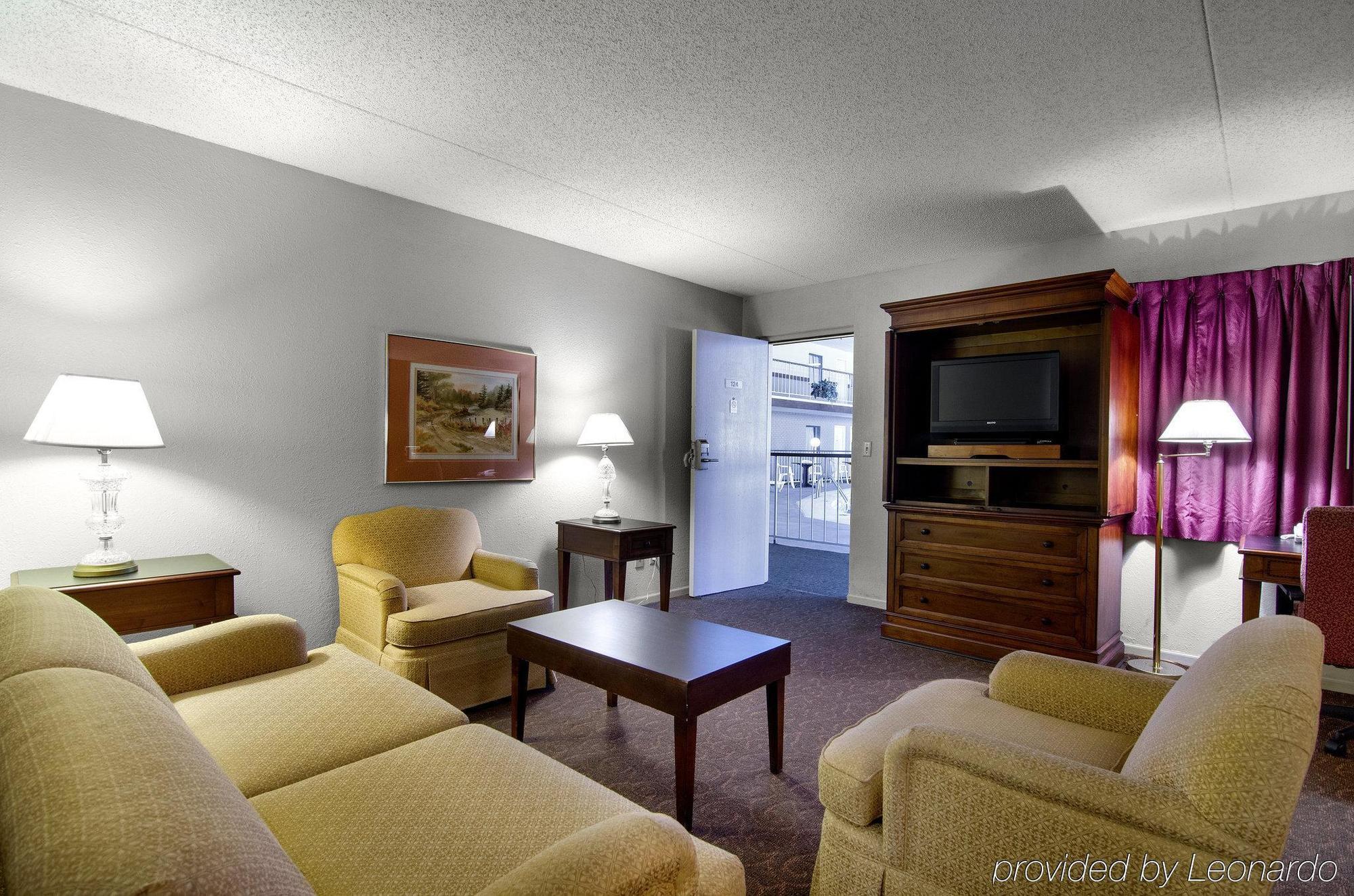 America'S Best Inn And Suites Emporia Exterior photo