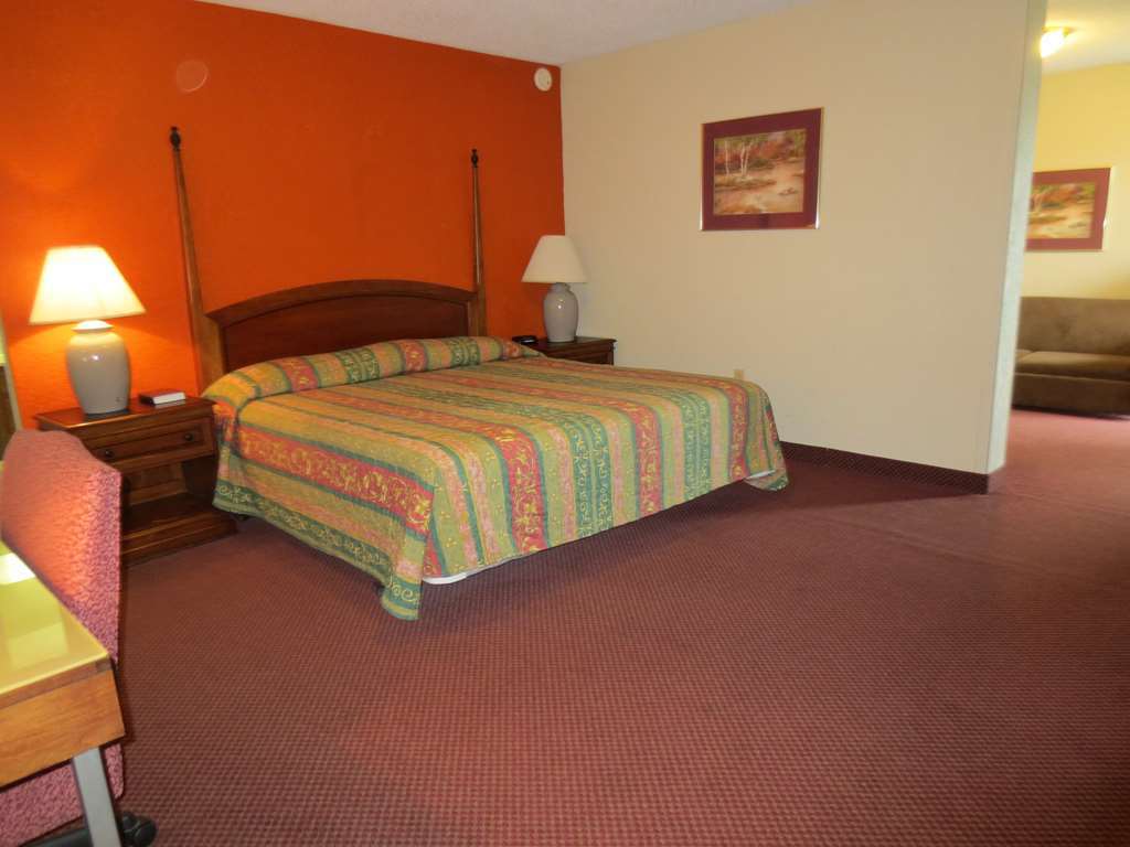 America'S Best Inn And Suites Emporia Room photo