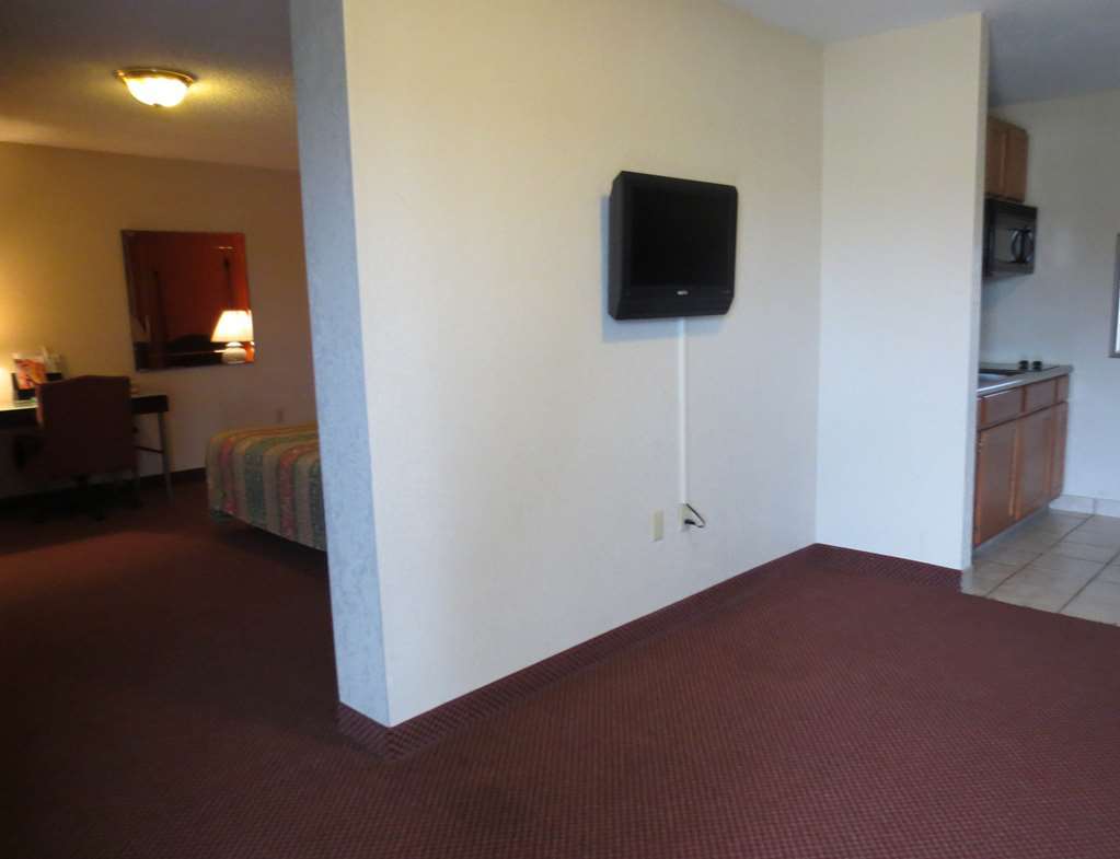 America'S Best Inn And Suites Emporia Room photo