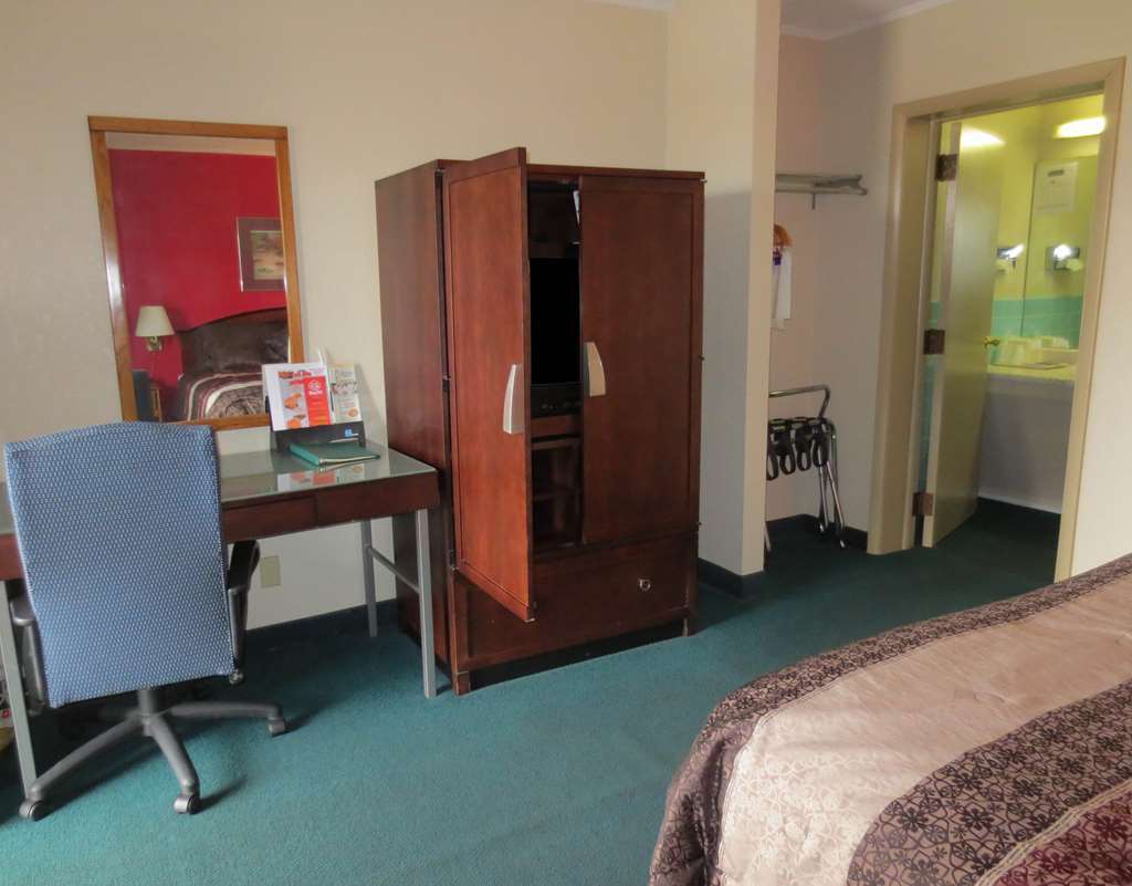 America'S Best Inn And Suites Emporia Room photo