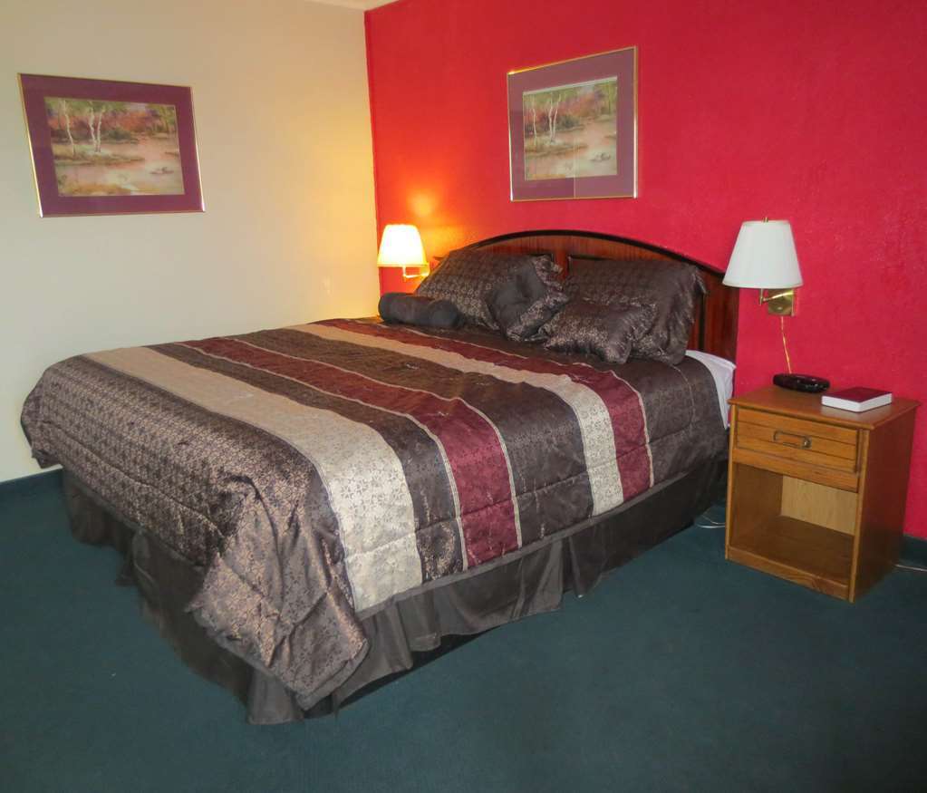 America'S Best Inn And Suites Emporia Room photo