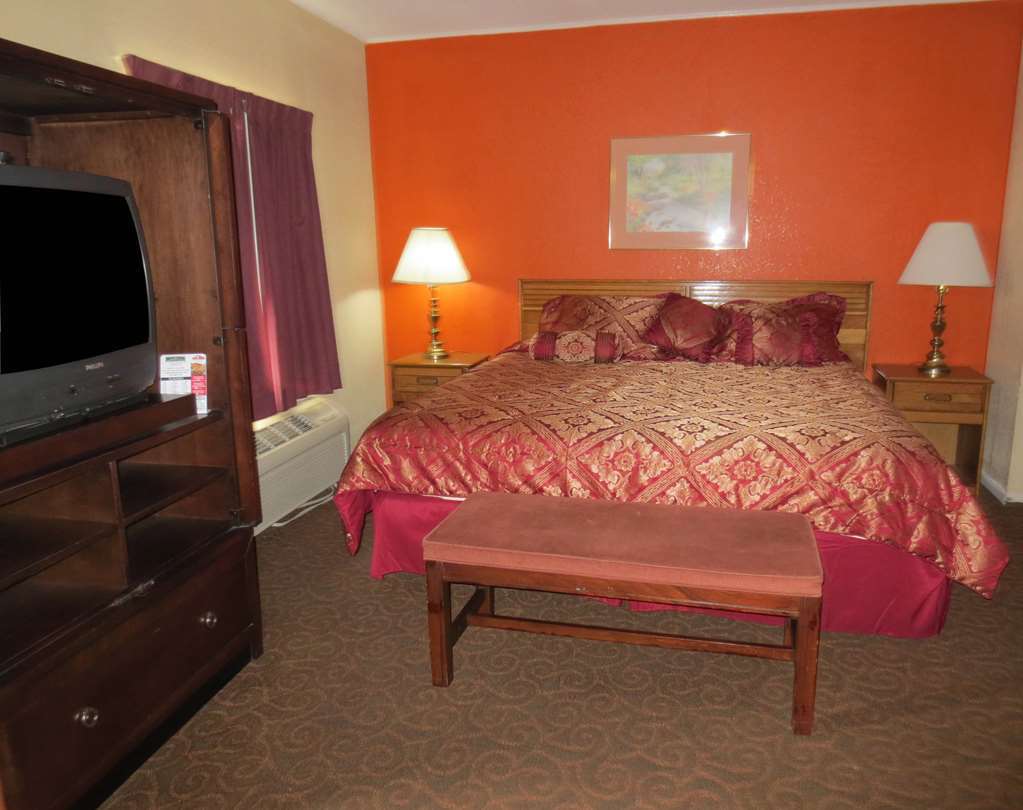 America'S Best Inn And Suites Emporia Room photo