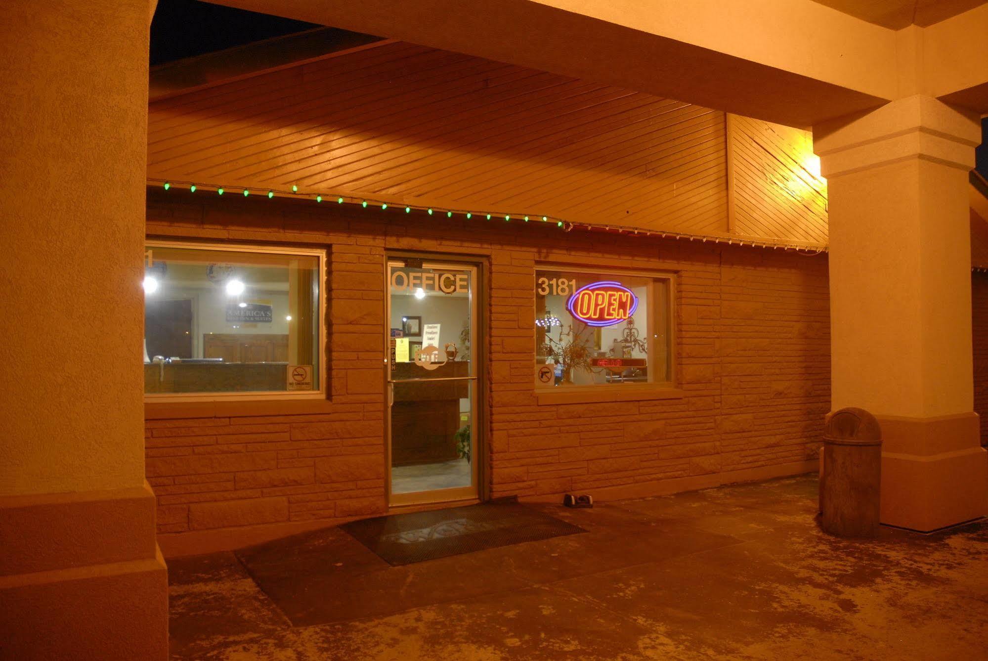America'S Best Inn And Suites Emporia Exterior photo