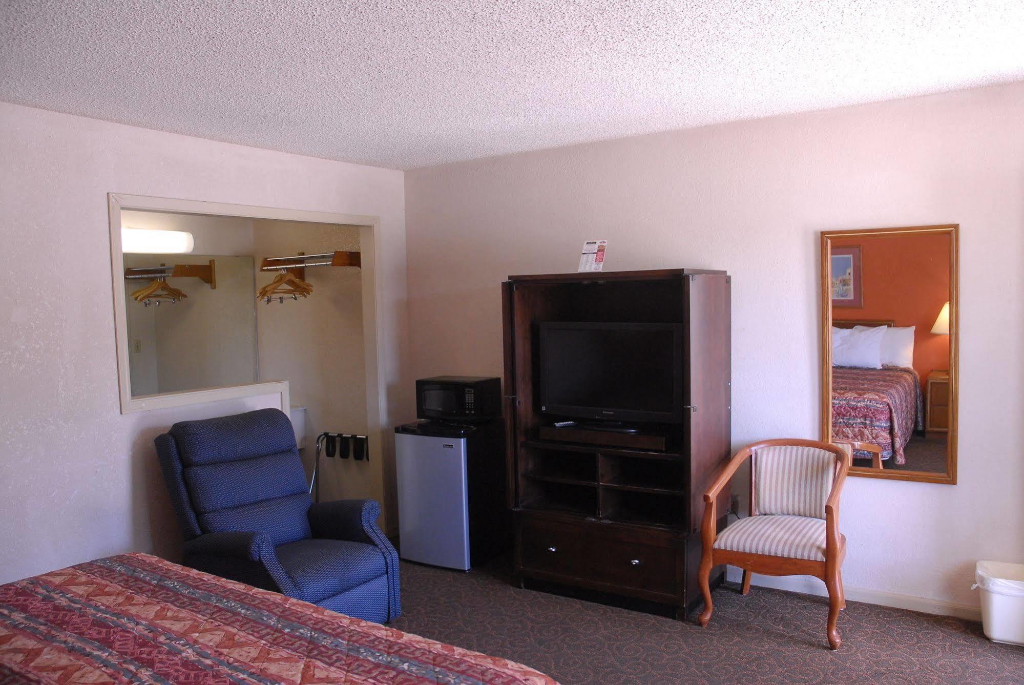 America'S Best Inn And Suites Emporia Exterior photo