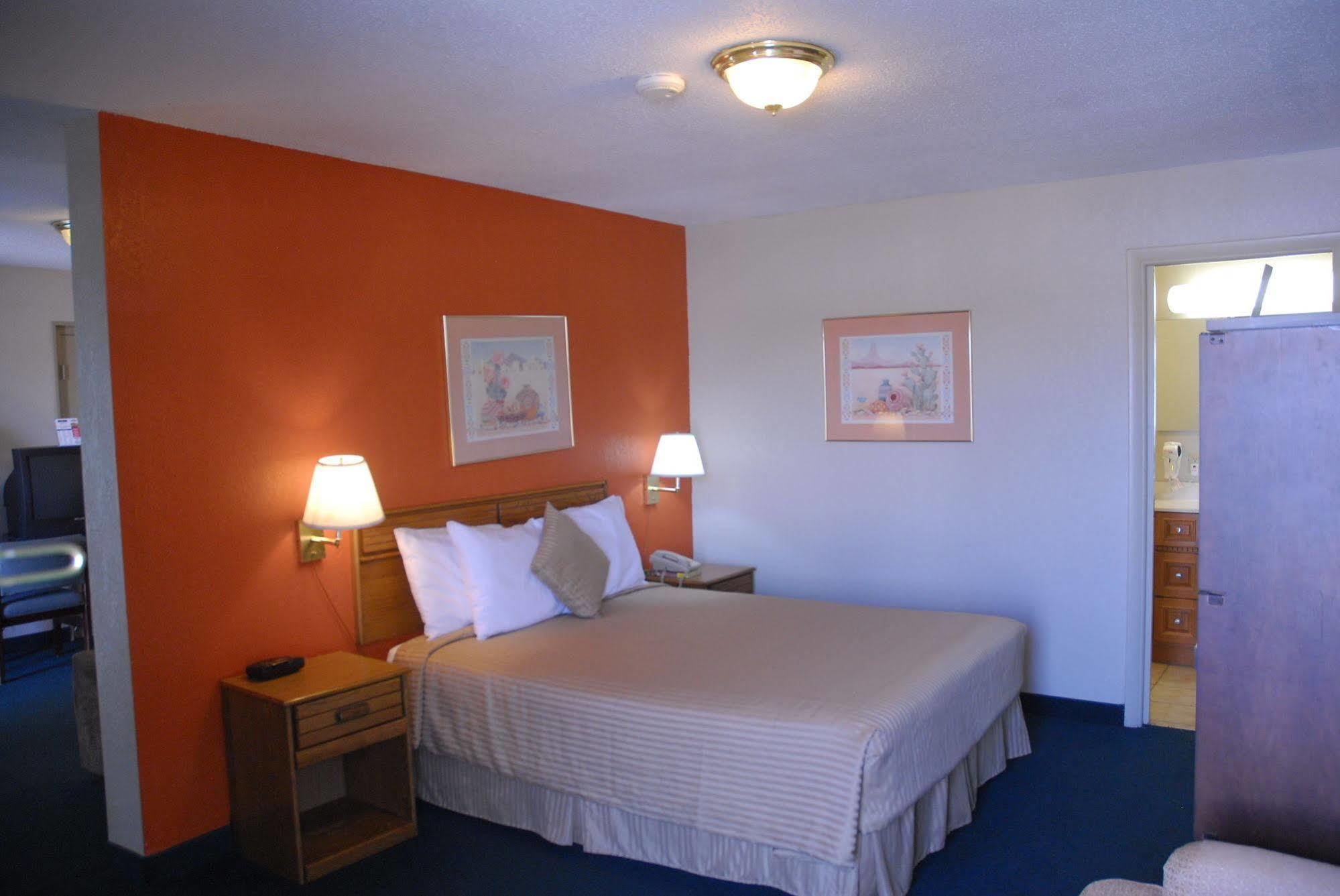 America'S Best Inn And Suites Emporia Exterior photo