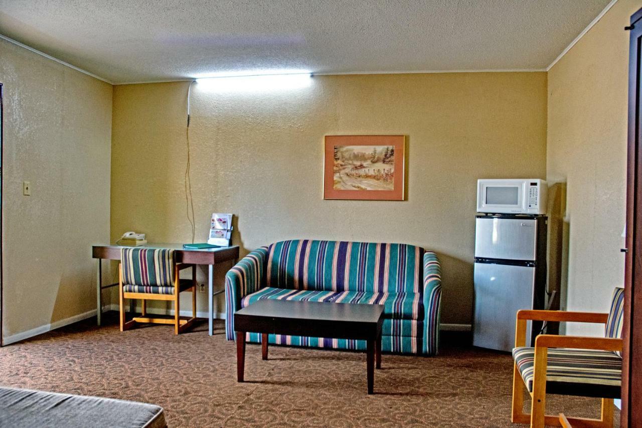 America'S Best Inn And Suites Emporia Exterior photo